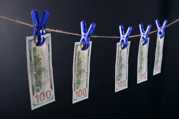 Cien billetes colgando de un cordón — Foto de Stock