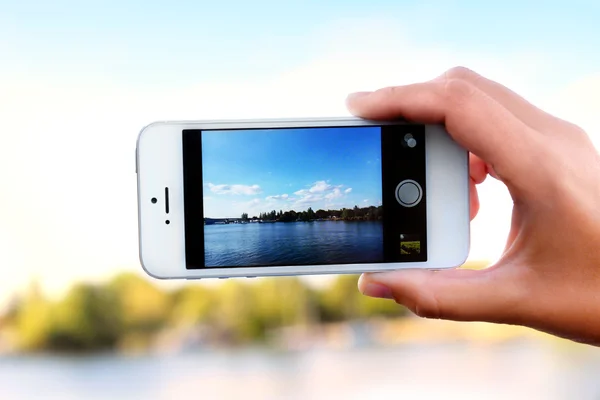 Toma de fotos a mano con teléfono móvil — Foto de Stock