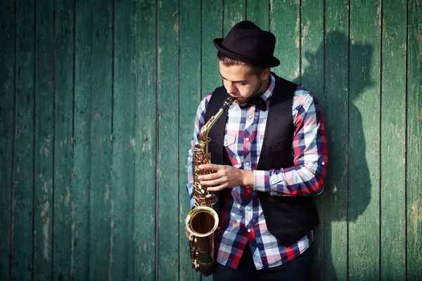 Hombre tocando en saxofón — Foto de Stock