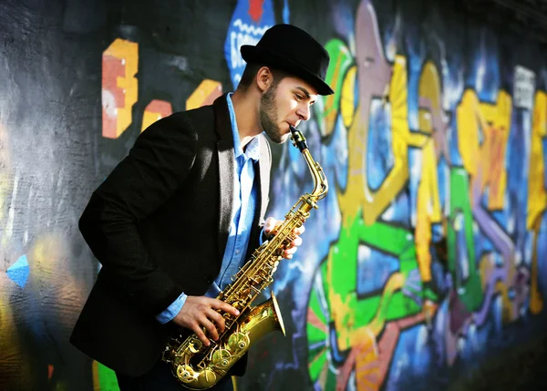 Jovem com saxofone — Fotografia de Stock