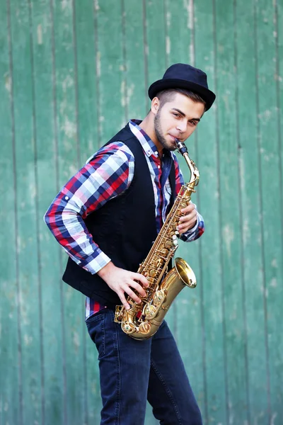 Muž hrající na saxofon — Stock fotografie