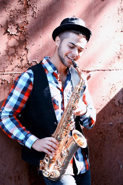 Hombre tocando en saxofón —  Fotos de Stock