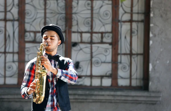 Mann spielt auf Saxofon — Stockfoto