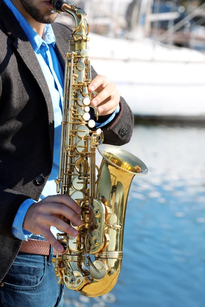 Saxofonista toca jazz — Fotografia de Stock