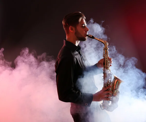 Hombre tocando en saxofón —  Fotos de Stock