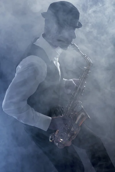 Homem tocando no saxofone — Fotografia de Stock