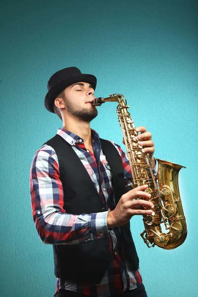 Homem tocando no saxofone — Fotografia de Stock