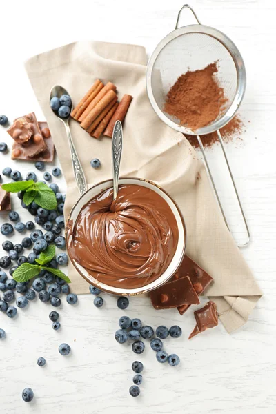 Hermosa composición con crema de chocolate y arándanos — Foto de Stock