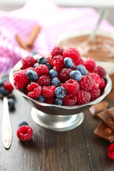 チョコレート クリームと熟した果実と美しい構図 — ストック写真