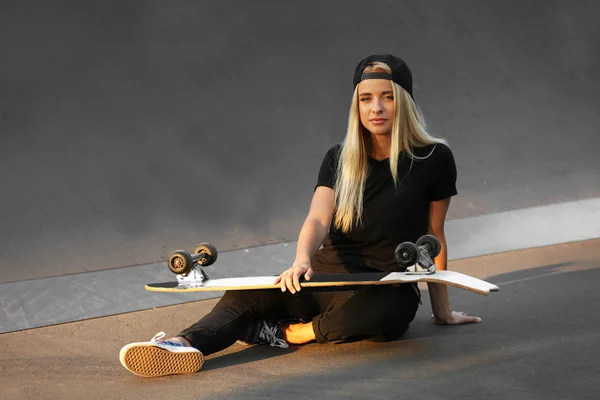 Jonge vrouw met schaatsen board — Stockfoto