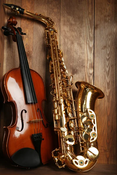 Musical instruments: saxophone, violin — Stock Photo, Image