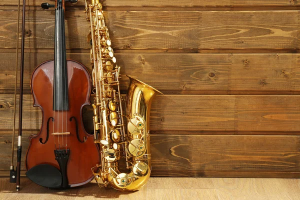 Violin and saxophone close-up — Stock Photo, Image