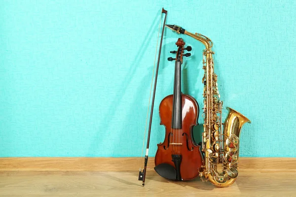 Violino e sassofono sul pavimento — Foto Stock