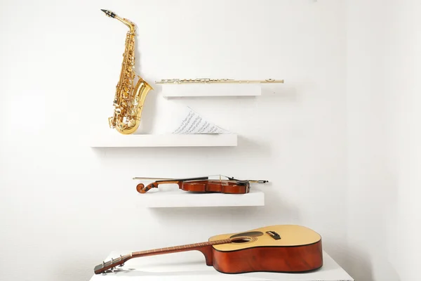 装飾棚の楽器 — ストック写真