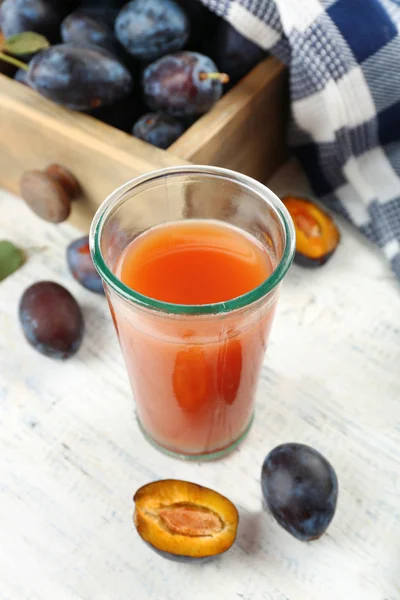 Succo di prugna in un bicchiere con frutta fresca — Foto Stock