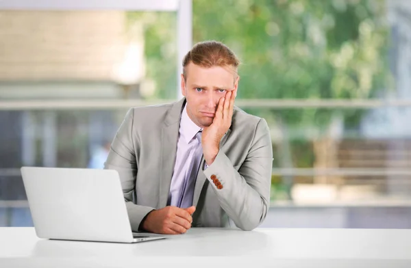 Man werkt met laptop — Stockfoto