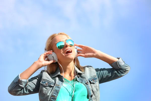 Frau hört Musik — Stockfoto