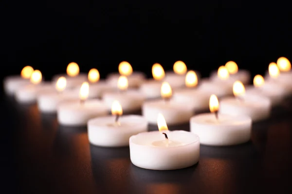 Zapalone świece w wierszu — Zdjęcie stockowe