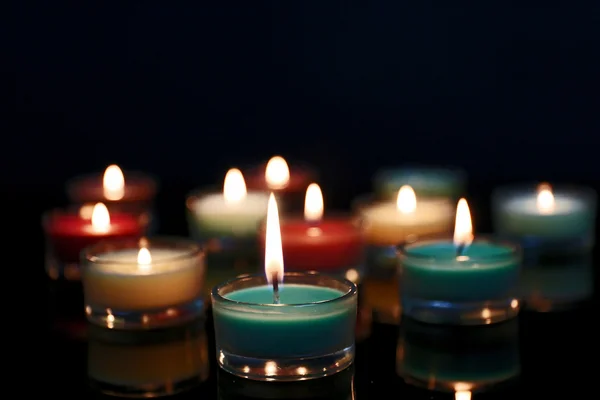 Candele accese in fila — Foto Stock