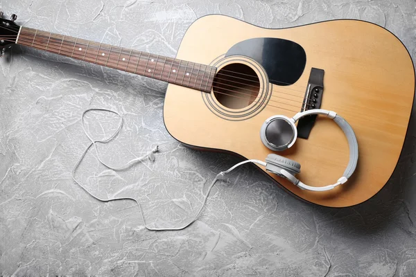 Classical guitar and headphones — Stock Photo, Image