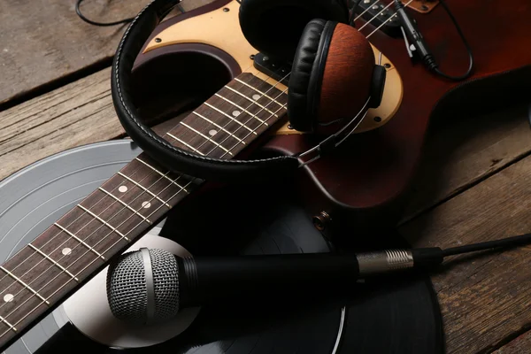 Elektrická kytara a sluchátka — Stock fotografie