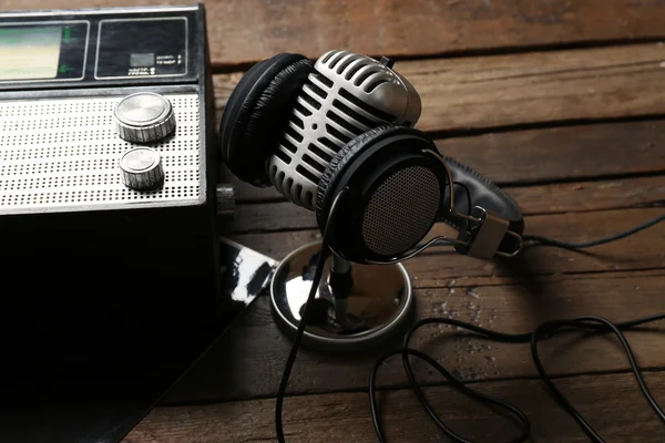 Mikrofon słuchawki i radio — Zdjęcie stockowe