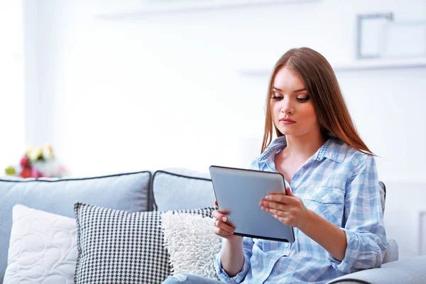 Hübsche Frau sitzt auf Sofa — Stockfoto