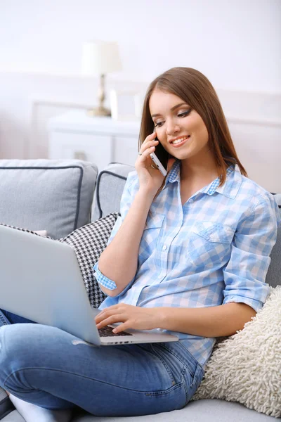 Giovane bella donna con computer portatile — Foto Stock