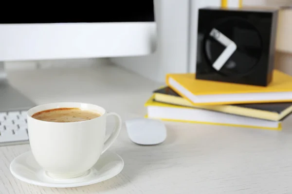 Tasse de café sur le lieu de travail — Photo