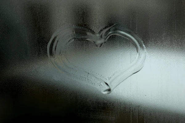 Cuore disegnato su finestra di vetro — Foto Stock