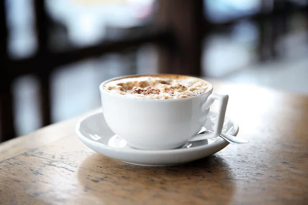 La taza del capuchino sabroso en la cafetería —  Fotos de Stock