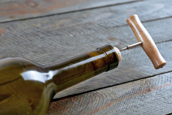 Flasche Wein mit Korkenzieher — Stockfoto