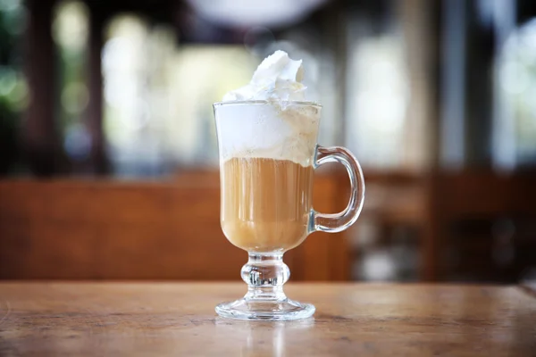 Iskaffe på bord på kafé — Stockfoto