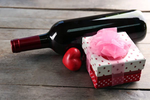 Bottle of wine and gift in box — Stock Photo, Image