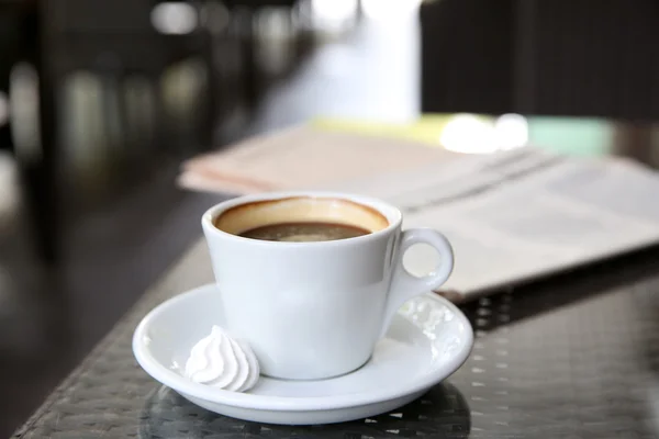 La taza del café sabroso y zephyr en la cafetería — Foto de Stock