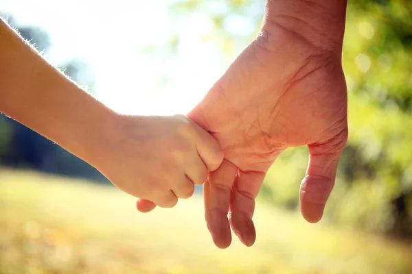 親は子供の手を保持します。 — ストック写真