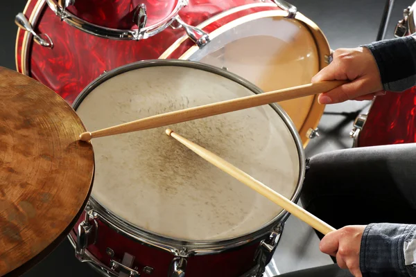 Drummer spelen drums closeup — Stockfoto