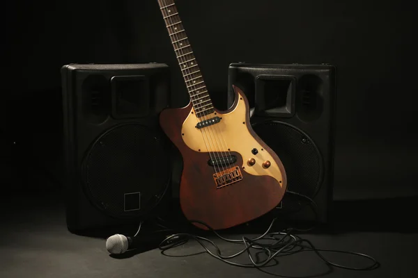 エレク トリック ギターを持つスピーカー — ストック写真