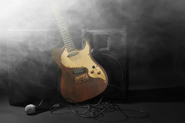 Luidsprekers met een elektrische gitaar — Stockfoto