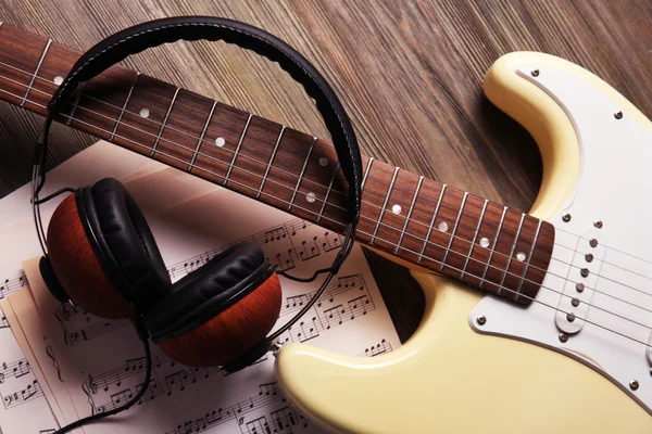 Guitarra eléctrica con auriculares —  Fotos de Stock