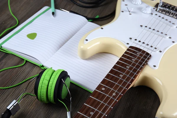 Guitarra eléctrica con auriculares verdes — Foto de Stock