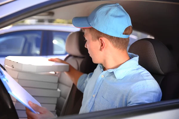 Entrega de pizza menino no carro — Fotografia de Stock