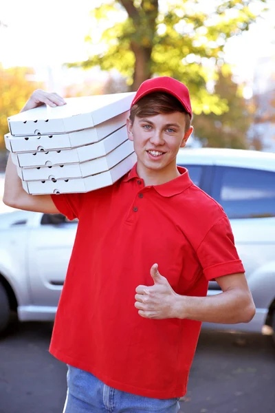 Rapaz de entrega com caixas de pizza — Fotografia de Stock