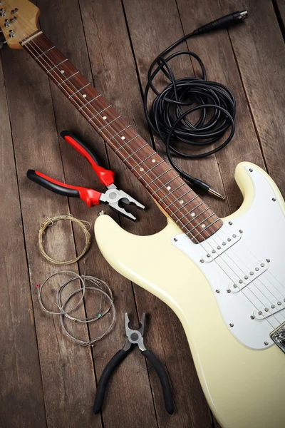 Guitarra elétrica com alicate — Fotografia de Stock