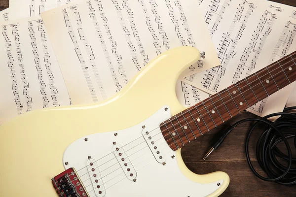 Elektrická kytara s hudební noty — Stock fotografie
