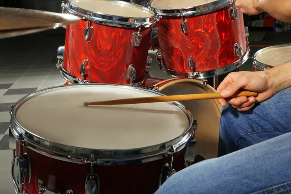 Музикант грав барабани — стокове фото