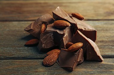 Fındık ahşap arka plan üzerinde siyah çikolata parçaları