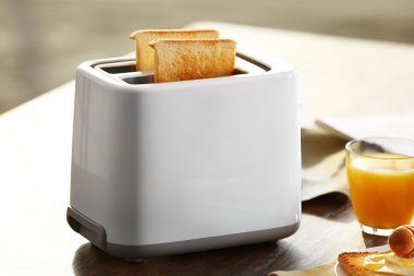 Tablo için tost ve portakal suyu, arka plan bulanık ile Kahvaltı