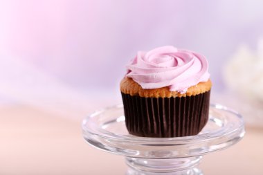 Stand, ışık arka plan üzerinde lezzetli kek