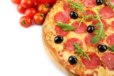 Biberli pizza üzerinde beyaz izole sebze ile